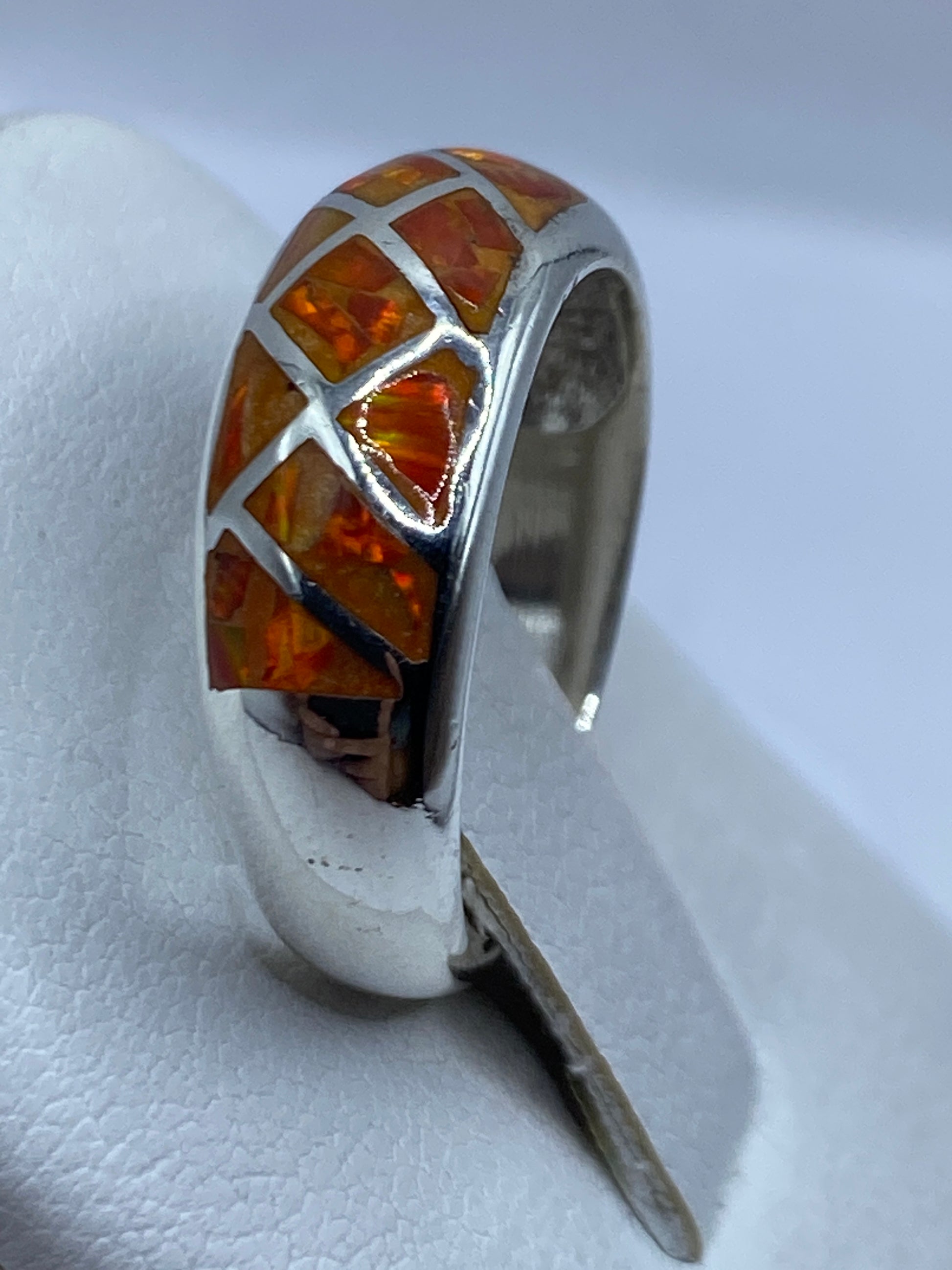 Anillo unisex en plata .950 con ópalo de fuego natural, usado en dedo