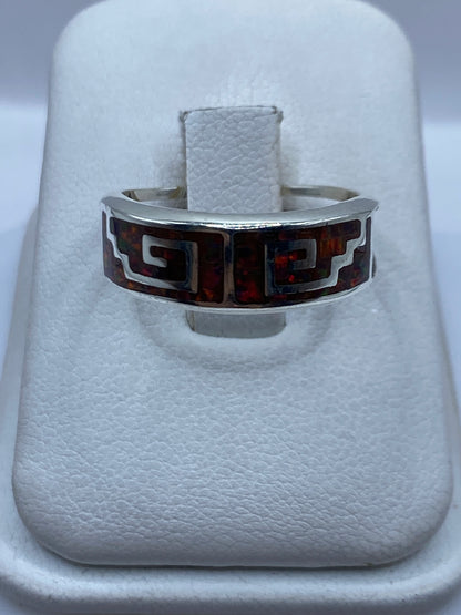 Anillo de plata .950 con ópalo de fuego multicolor en geometría étnica, vista frontal sobre fondo blanco