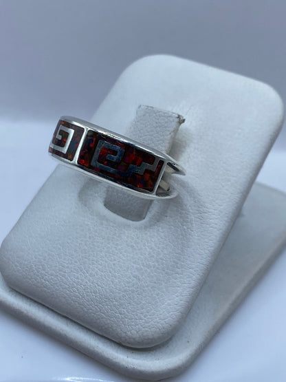 Detalle lateral del anillo mostrando el grabado prehispánico y el engaste del ópalo