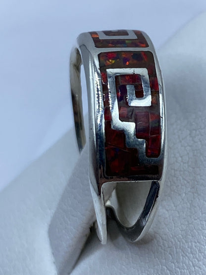 Anillo puesto en dedo, iridiscencia del ópalo multicolor capturando luz natural