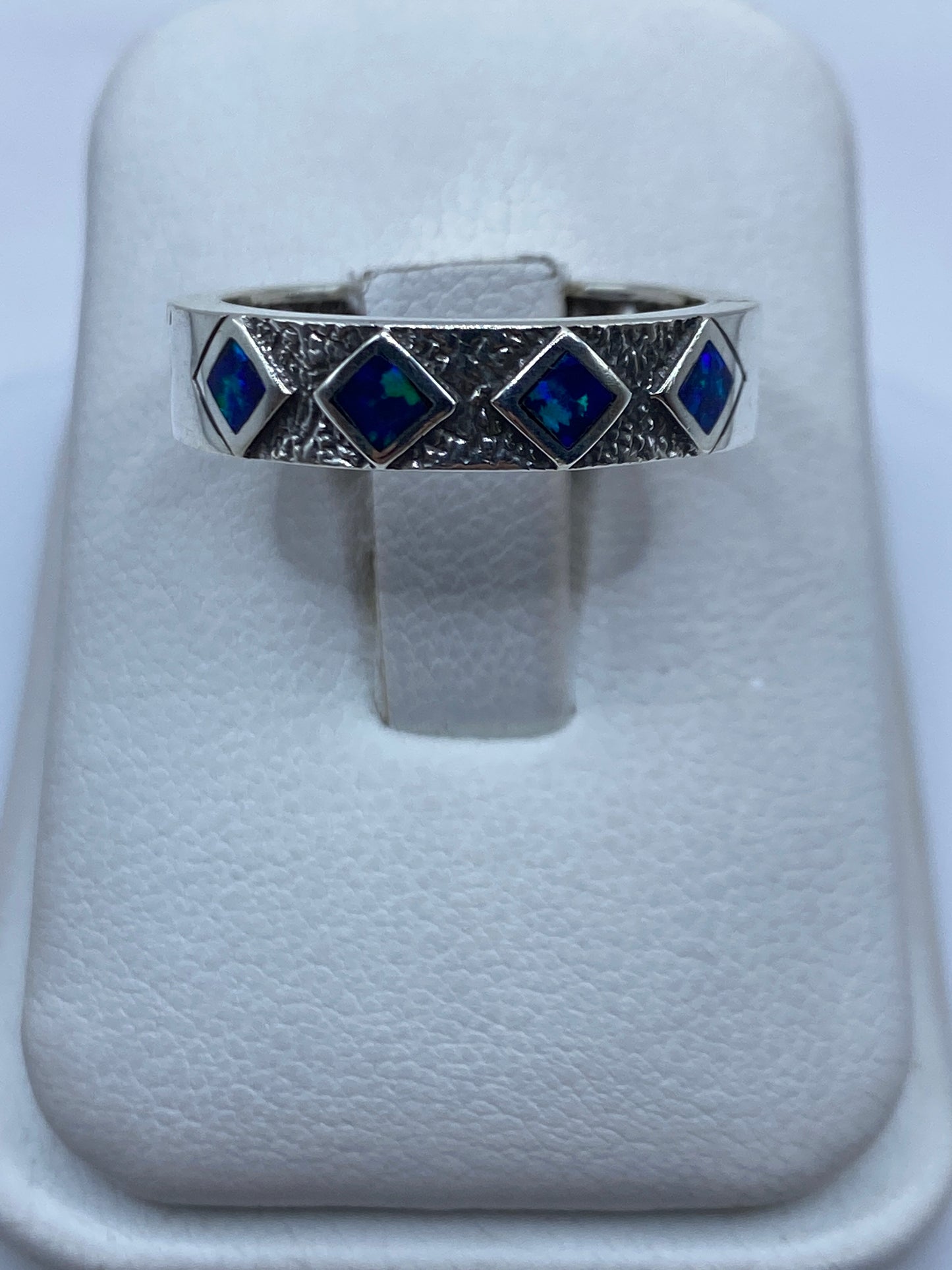 Anillo de plata .950 con ópalo de fuego azul engastado en cuatro diamantes de plata, vista frontal