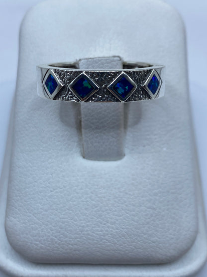 Anillo de plata .950 con ópalo de fuego azul engastado en cuatro diamantes de plata, vista frontal