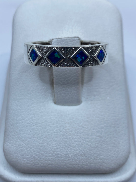 Anillo de plata .950 con ópalo de fuego azul engastado en cuatro diamantes de plata, vista frontal