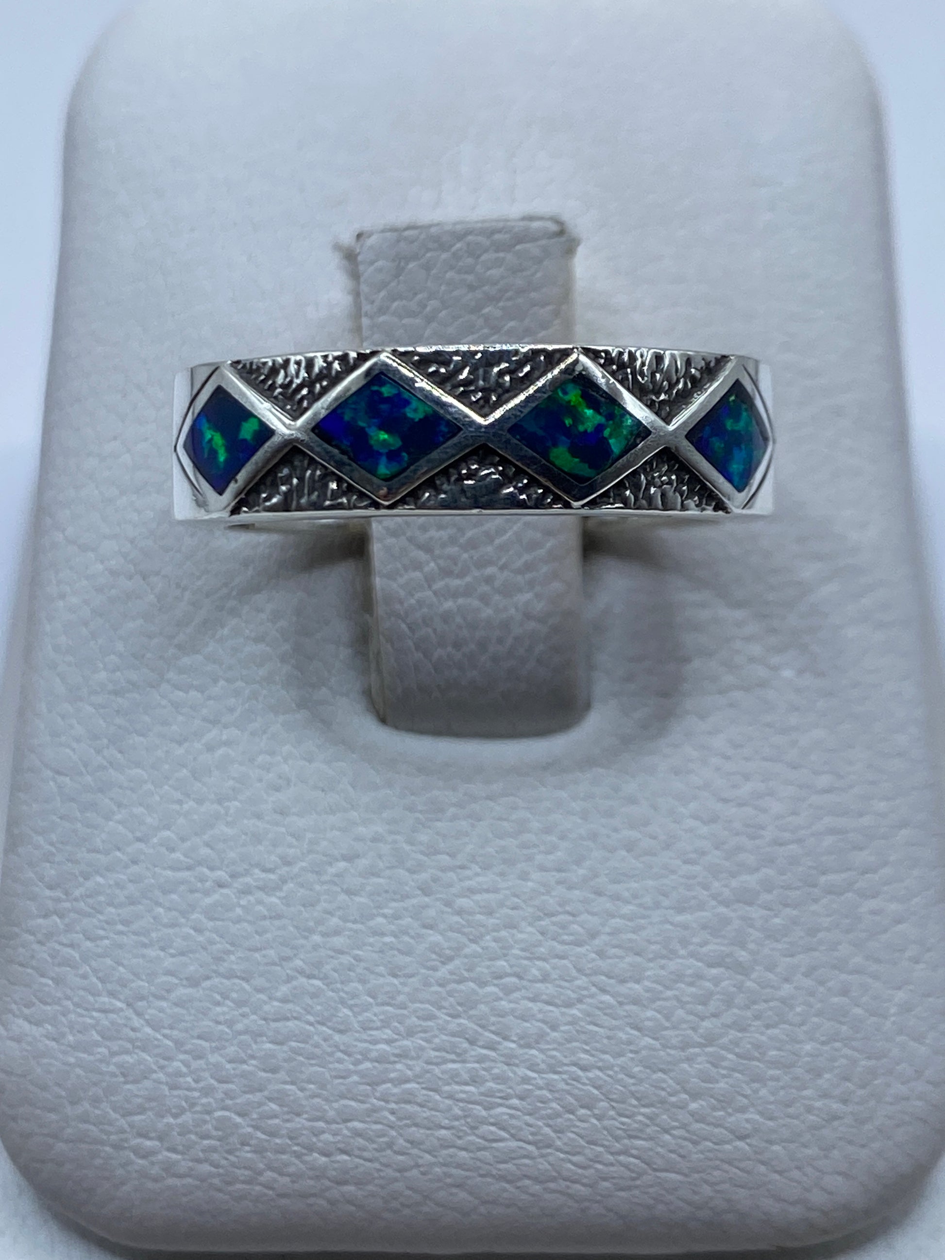 Anillo de plata .950 con ópalo de fuego azul en diseño geométrico, visto desde arriba