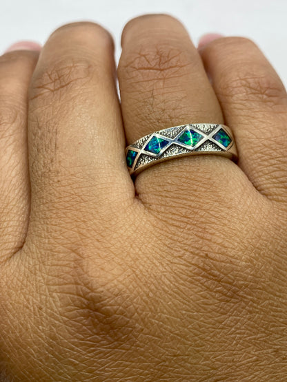 Anillo en plata .950 mostrando el sello de pureza y la rareza del ópalo de fuego natural