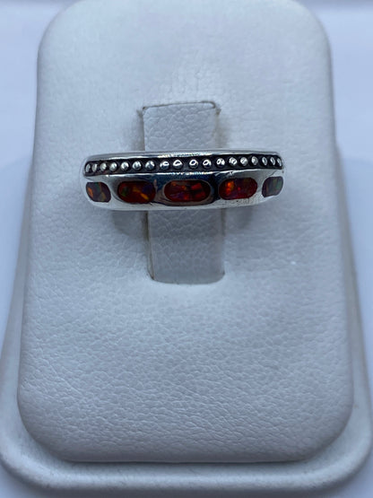 Anillo de plata .950 con ópalo de fuego multicolor en estuche blanco, vista superior