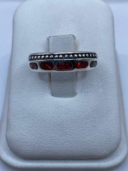 Anillo de plata .950 con ópalo de fuego multicolor en estuche blanco, vista superior