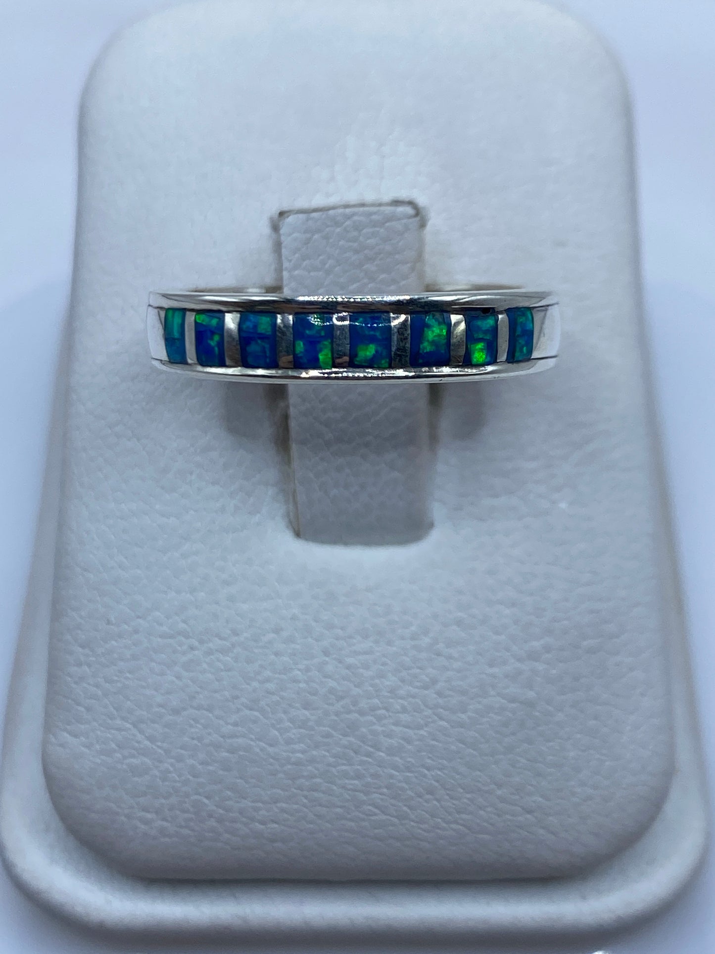 Anillo de plata .950 con ópalo de fuego azul en caja de presentación blanca