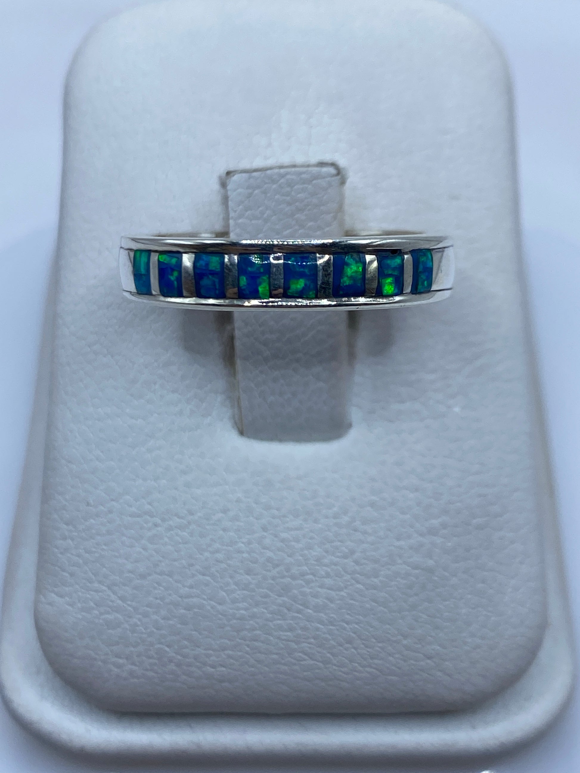 Anillo de plata .950 con ópalo de fuego azul en caja de presentación blanca