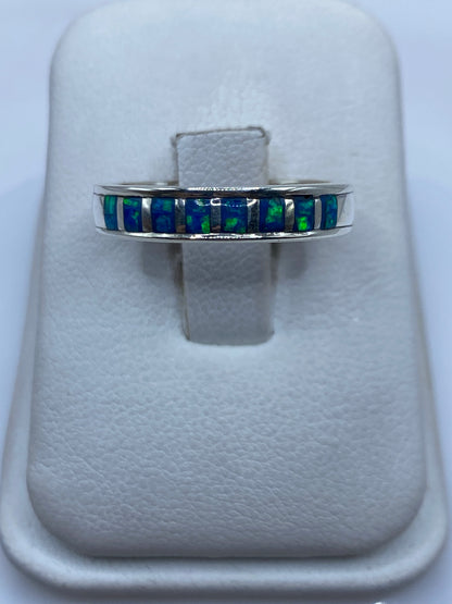 Anillo de plata .950 con ópalo de fuego azul en caja de presentación blanca