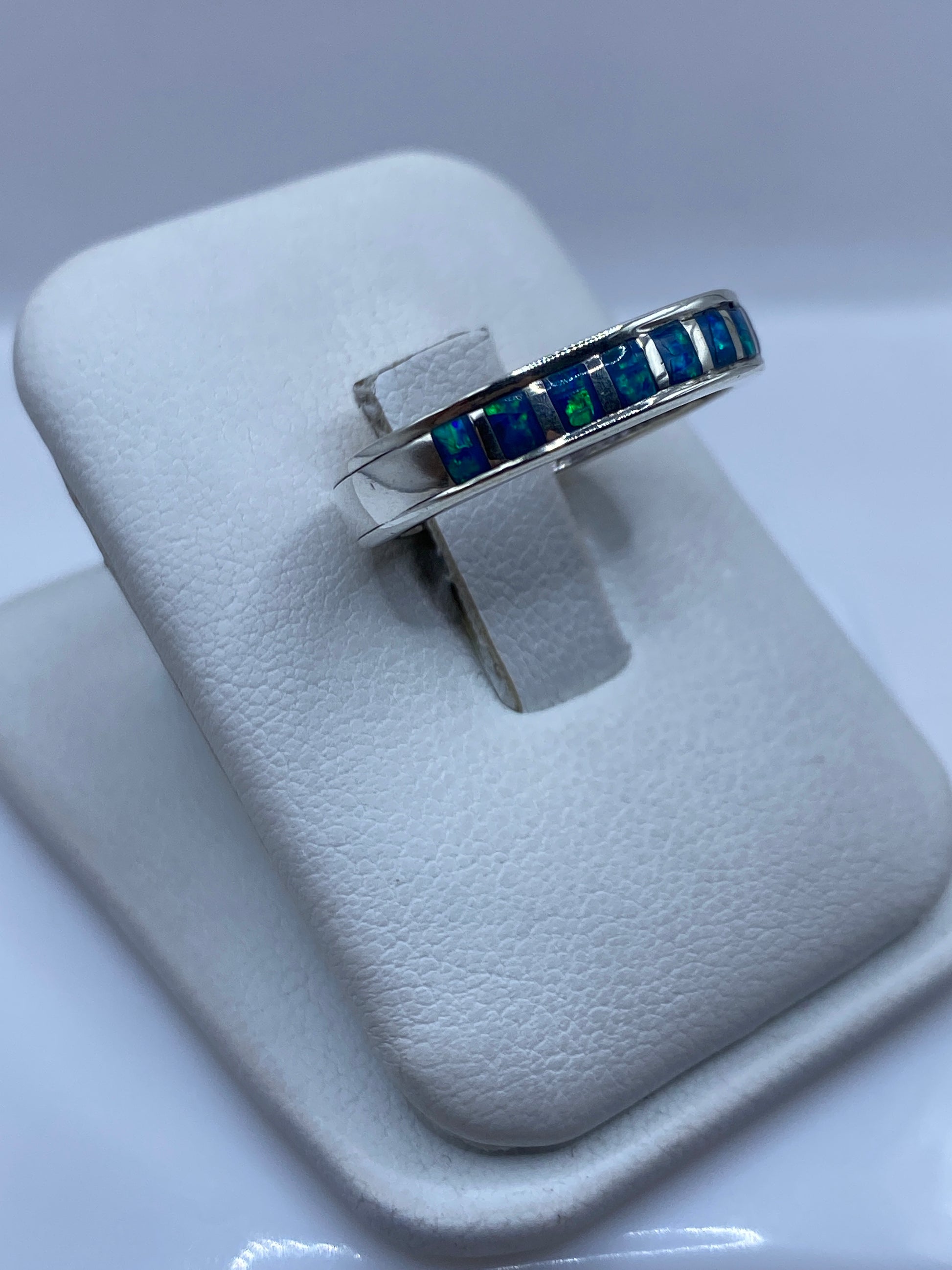 Detalle del ópalo de fuego con juego de colores azul y verde engastado en plata