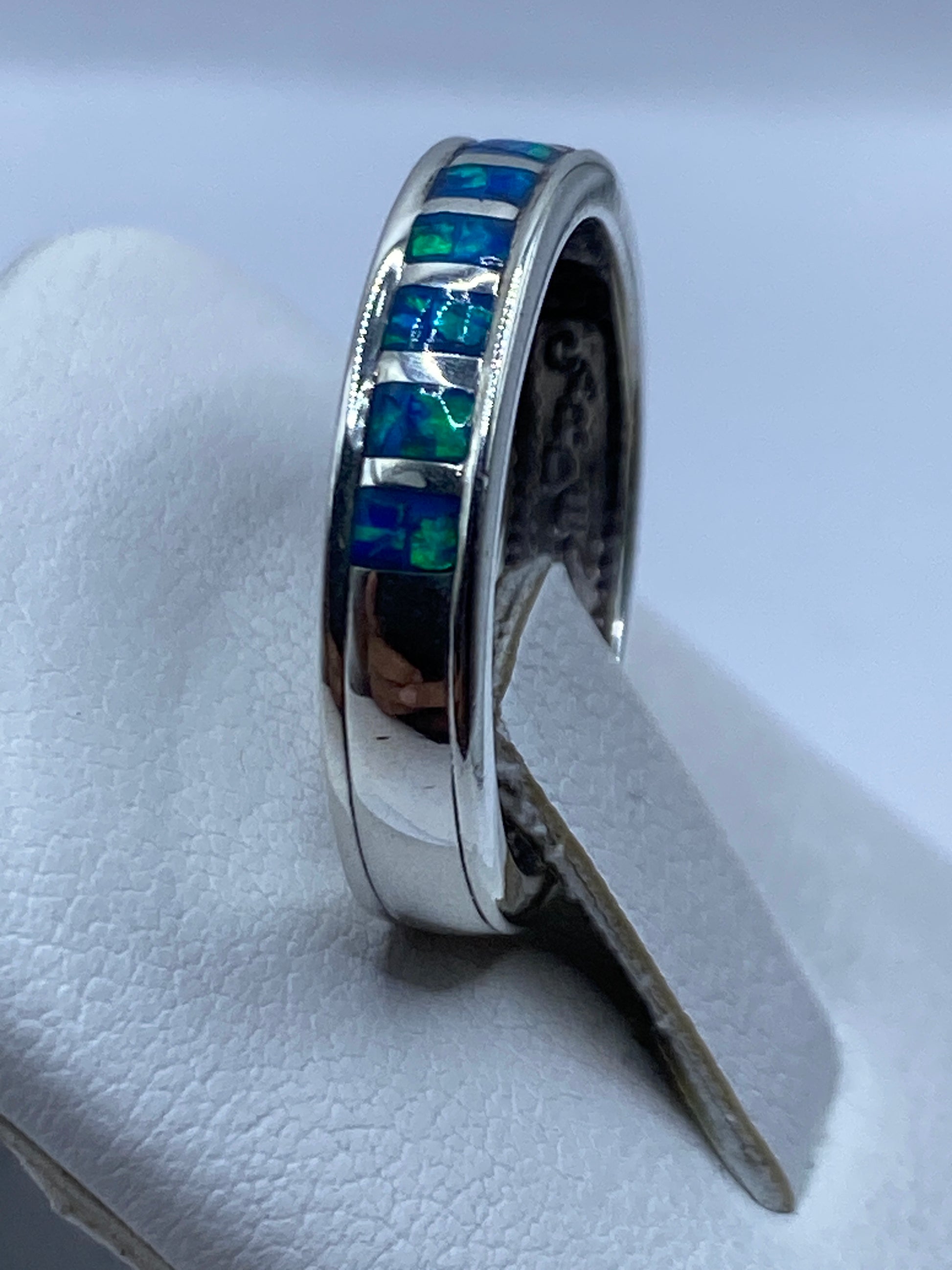 Anillo unisex en plata .950 visto desde el lado, mostrando el sello 950