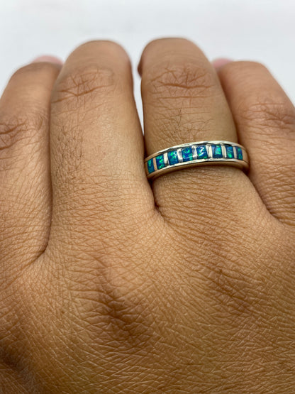 Anillo sobre dedo femenino mostrando el brillo natural del ópalo de fuego