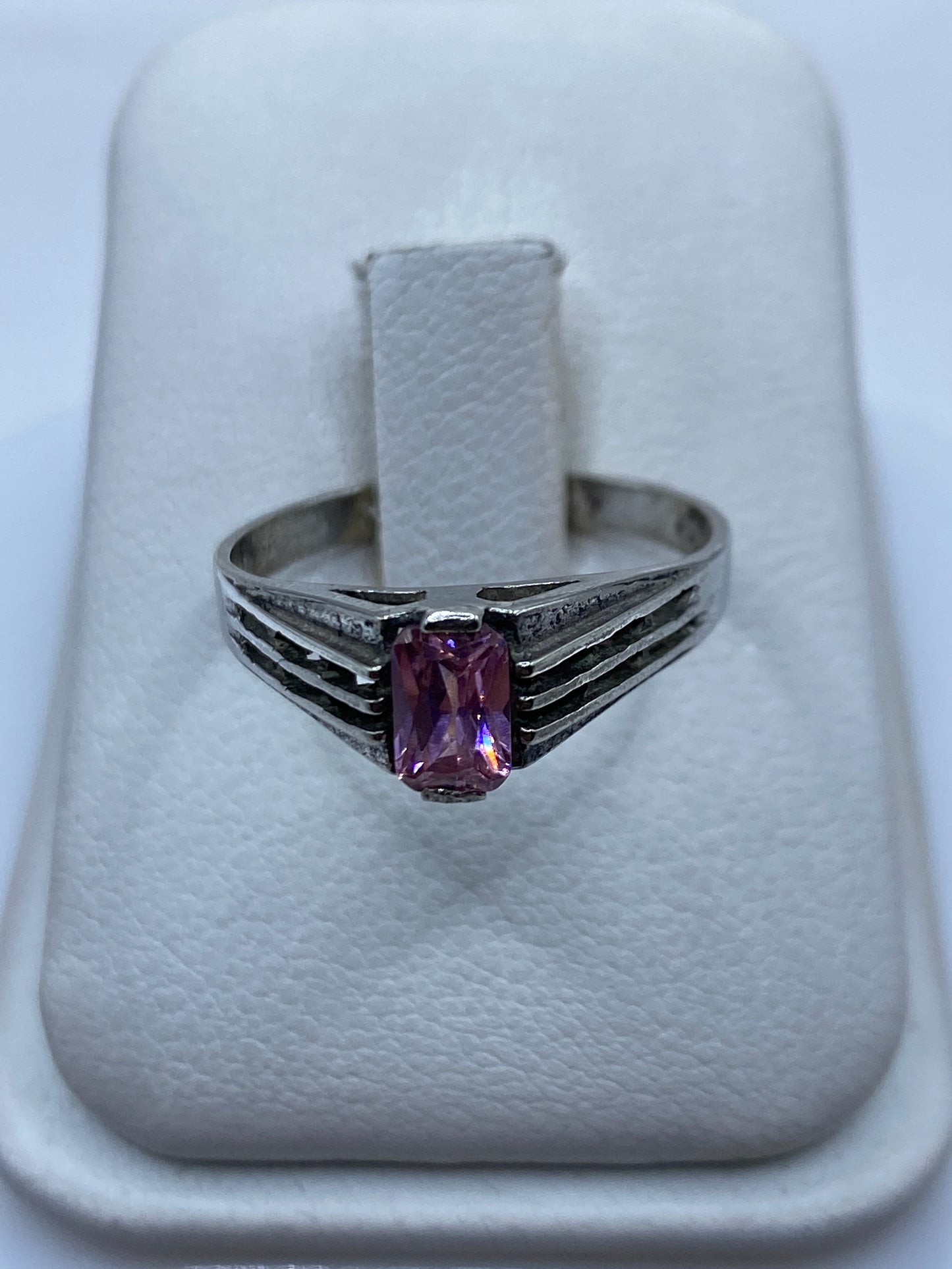 Anillo de plata solitario con circonia rosa facetada en estuche blanco