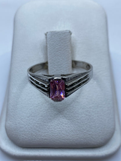Anillo de plata solitario con circonia rosa facetada en estuche blanco