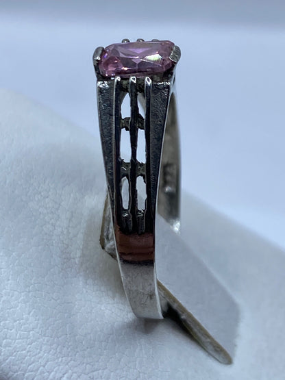 Detalle de la circonia rosa cortada con facetas que capturan la luz