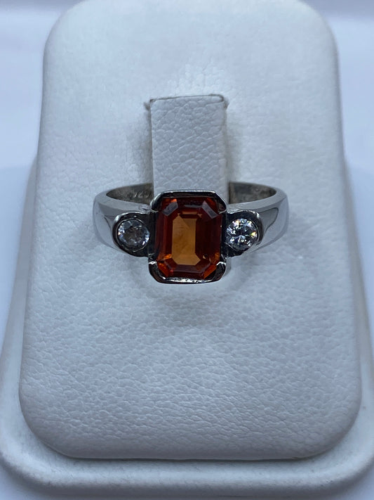 Anillo de plata solitario con circonia ámbar en caja blanca mostrando el frente
