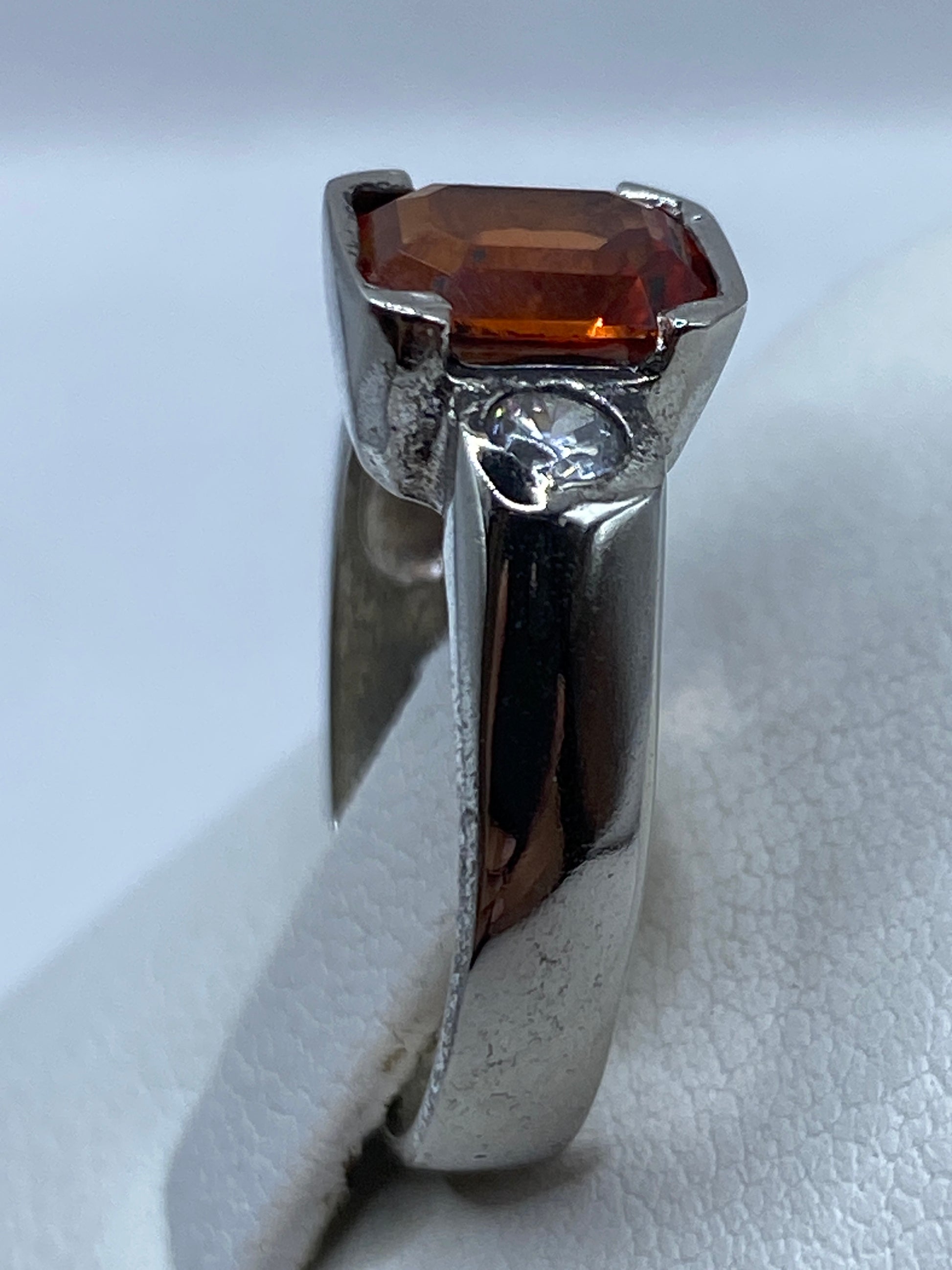 Vista lateral del anillo de plata elegante con piedra ámbar