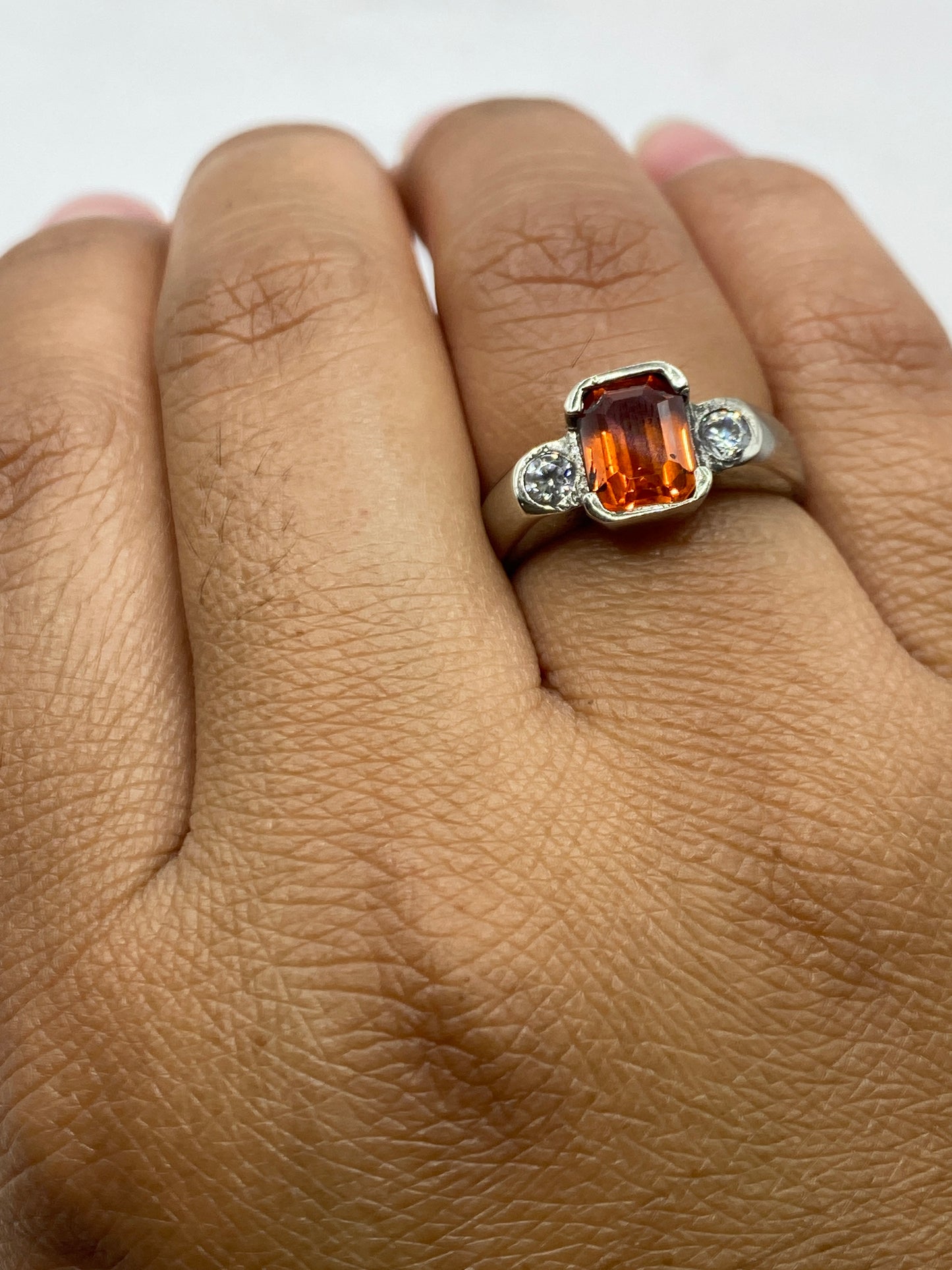 Detalle frontal del anillo solitario mostrando el sello .925 MEXICO en la banda
