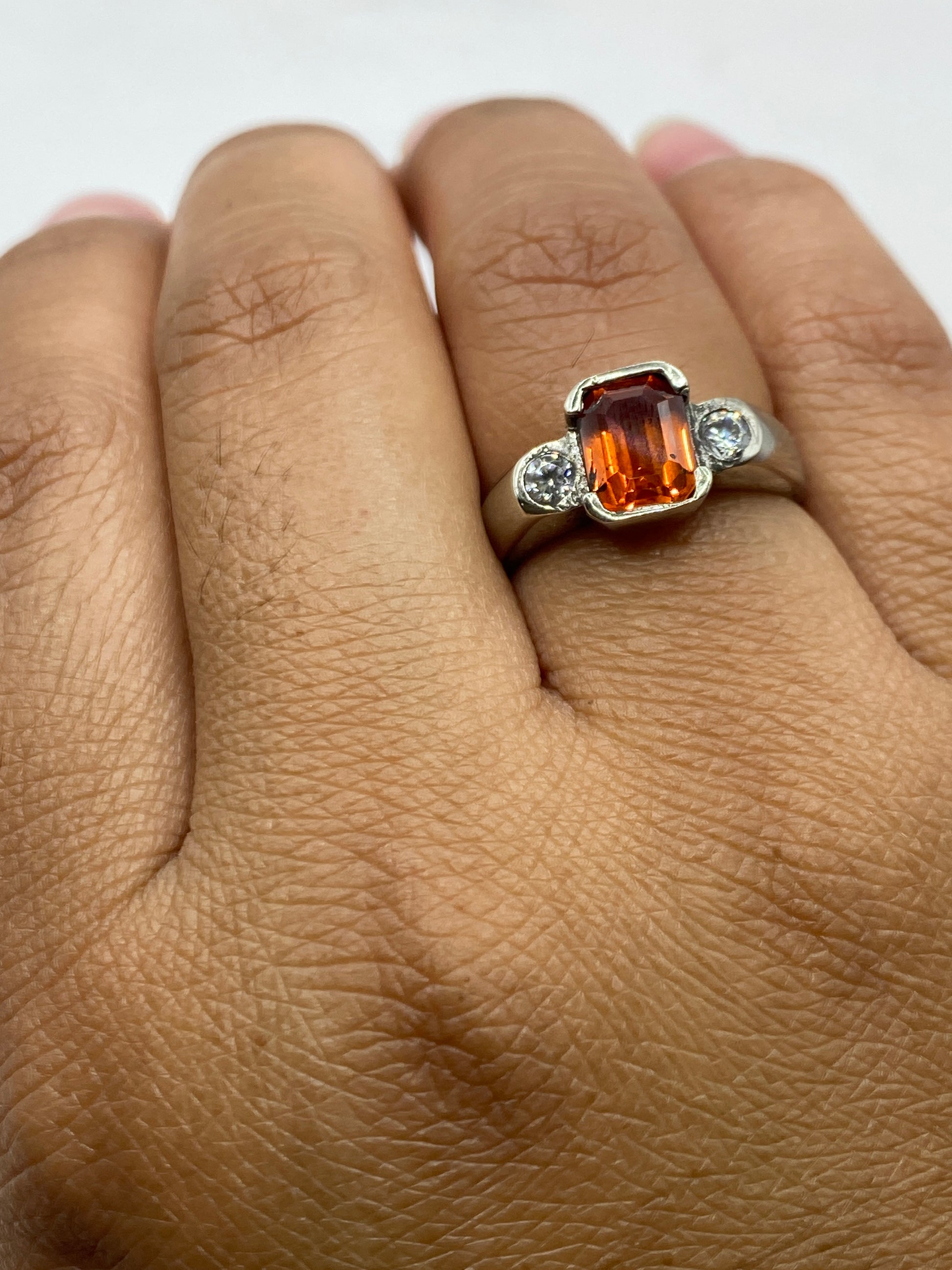 Detalle frontal del anillo solitario mostrando el sello .925 MEXICO en la banda