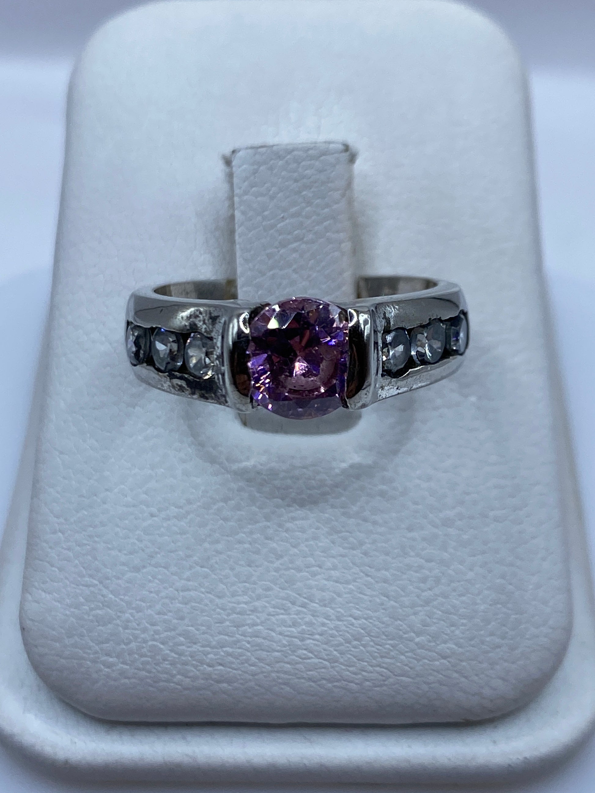 Anillo de plata solitario con circonia rosa facetada, banda texturizada artesanal de Taxco