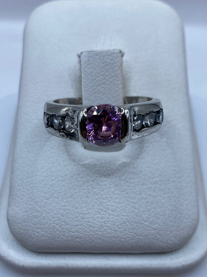 Anillo de plata solitario con circonia rosa facetada, banda texturizada artesanal de Taxco