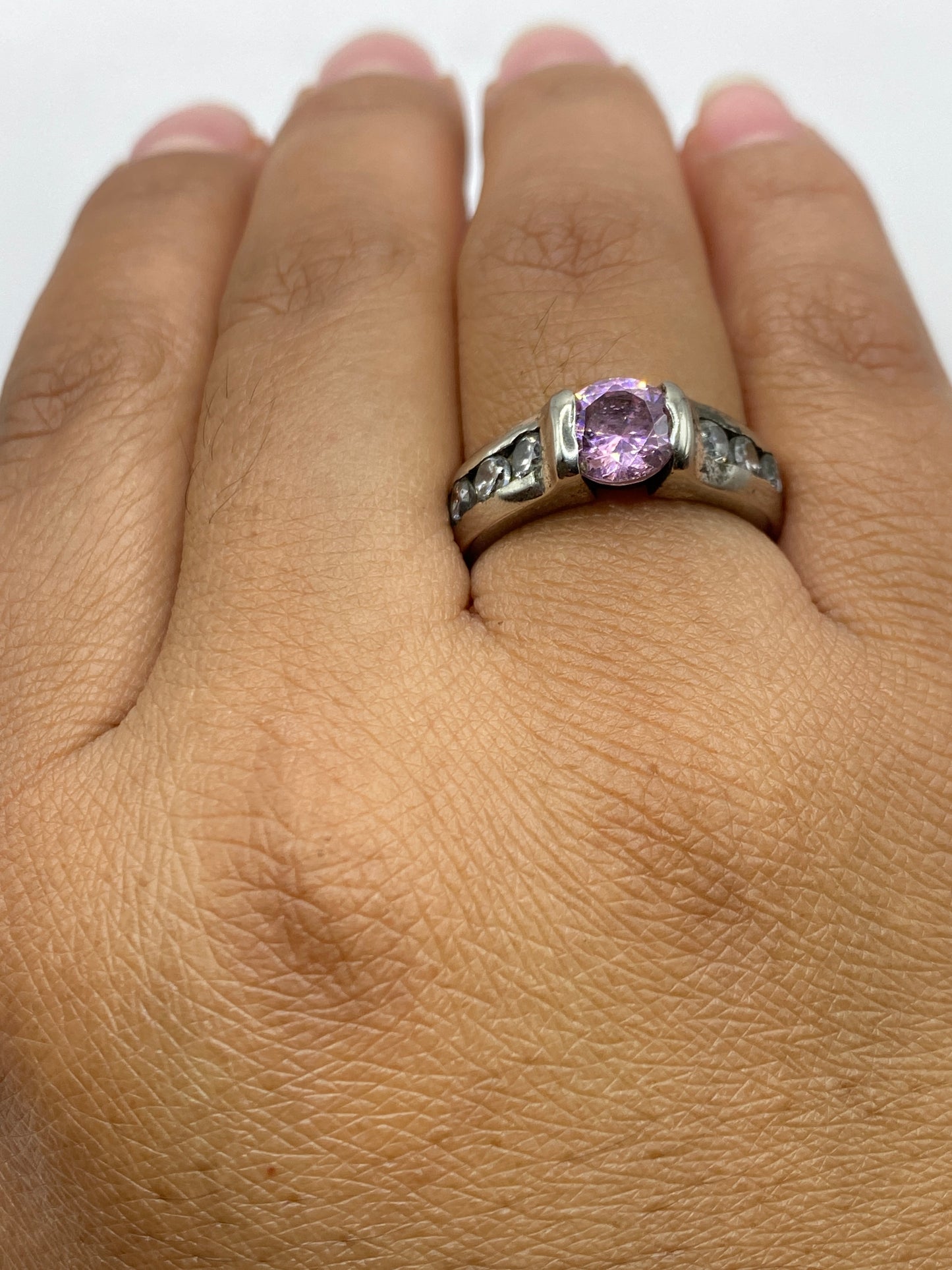 Anillo solitario sobre fondo gris con el sello 925 visible, peso 5.2 gramos