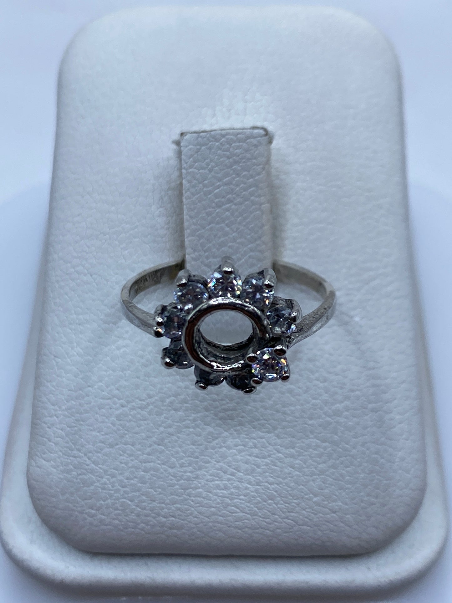 Anillo solitario de plata .925 con circonia blanca brillante en estuche blanco