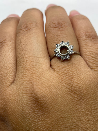 Anillo solitario en la mano mostrando el resplandor de la piedra y el sello .925
