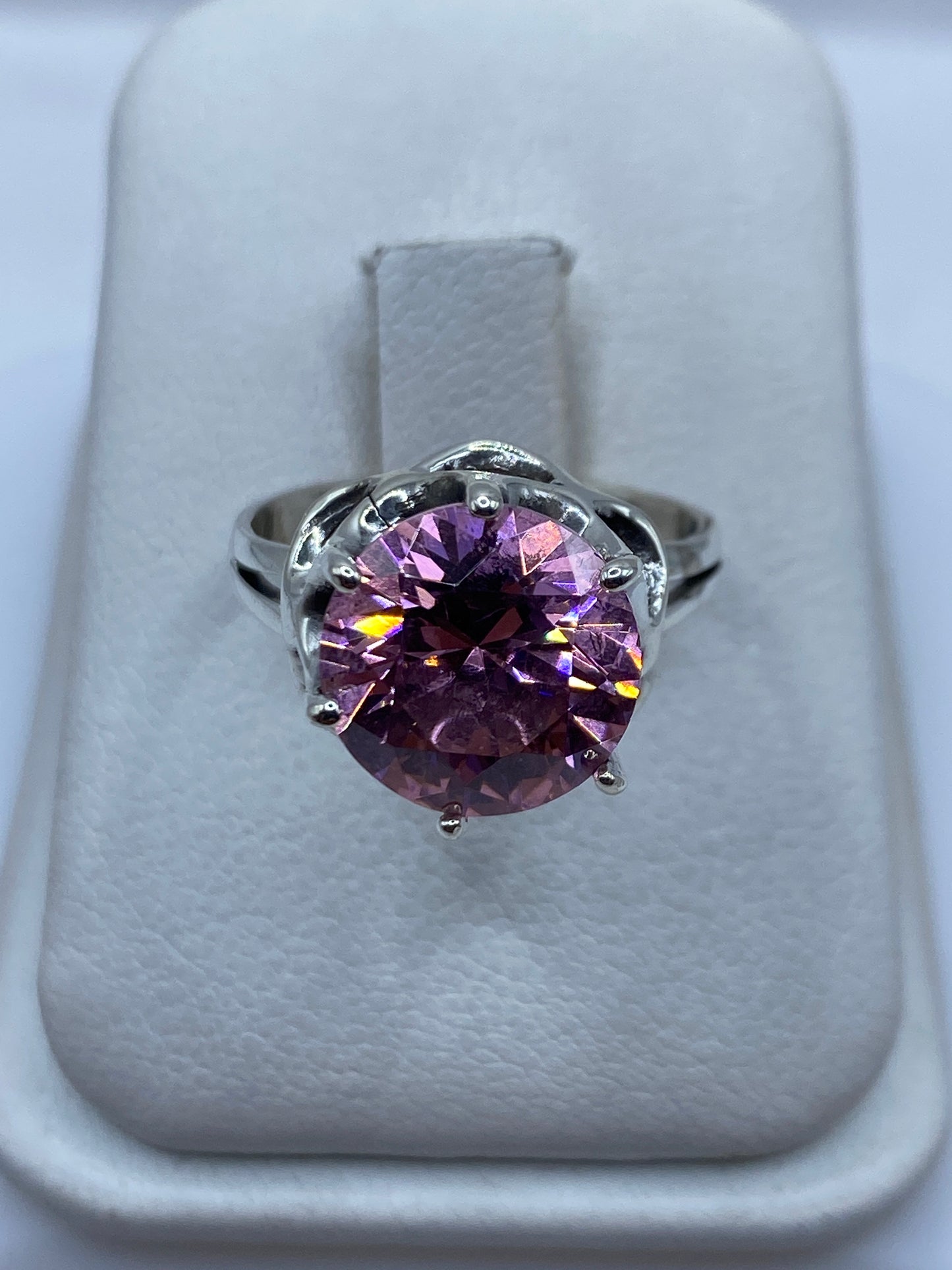 Anillo solitario de plata con circonia rosa facetada en estuche blanco