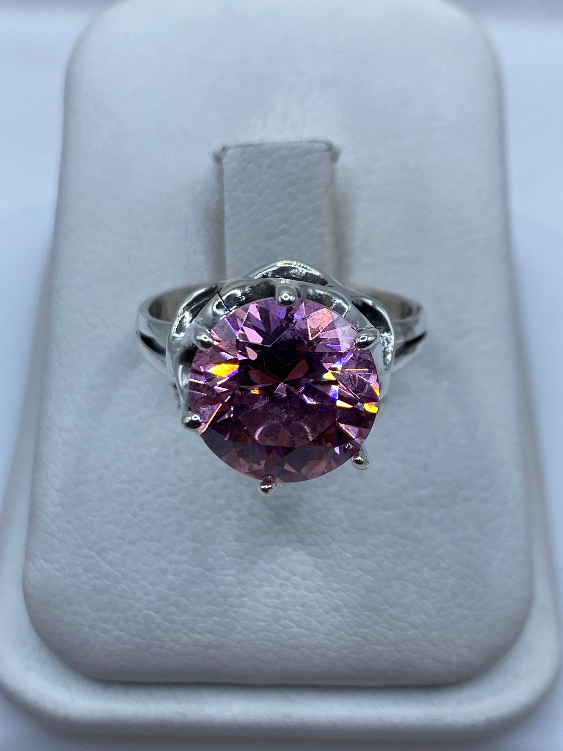 Anillo solitario de plata con circonia rosa facetada en estuche blanco