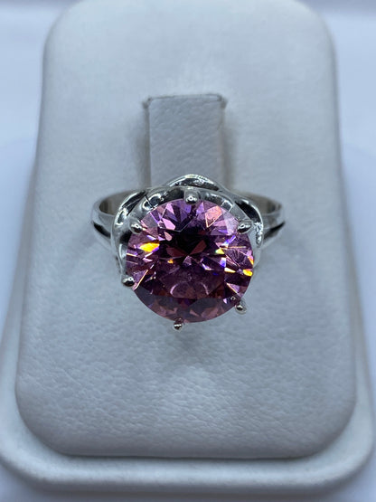 Anillo solitario de plata con circonia rosa facetada en estuche blanco