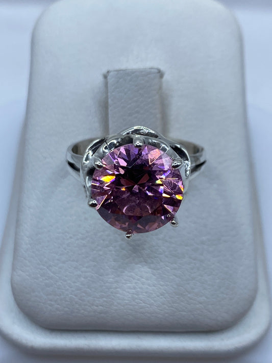 Anillo solitario de plata con circonia rosa facetada en estuche blanco