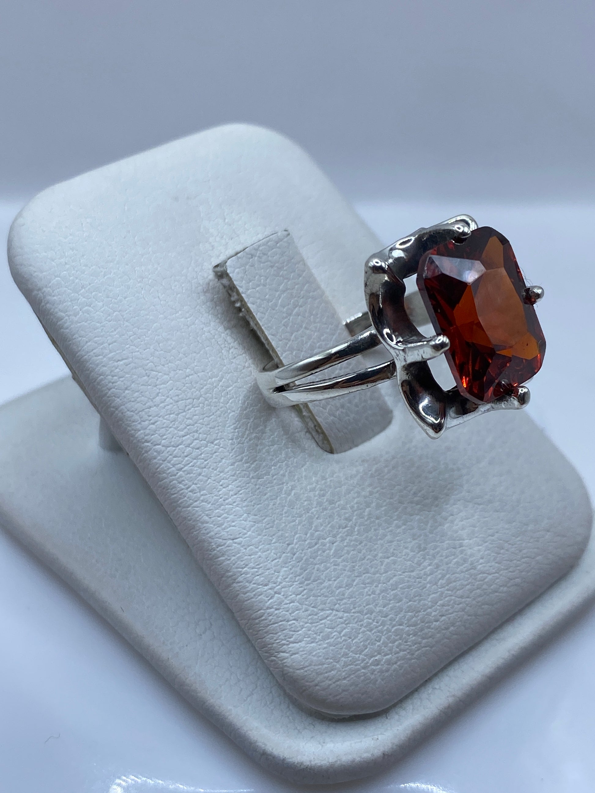 Vista lateral del anillo solitario en plata .925 con circonitaranja facetada