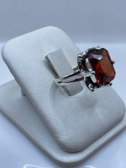 Vista lateral del anillo solitario en plata .925 con circonitaranja facetada