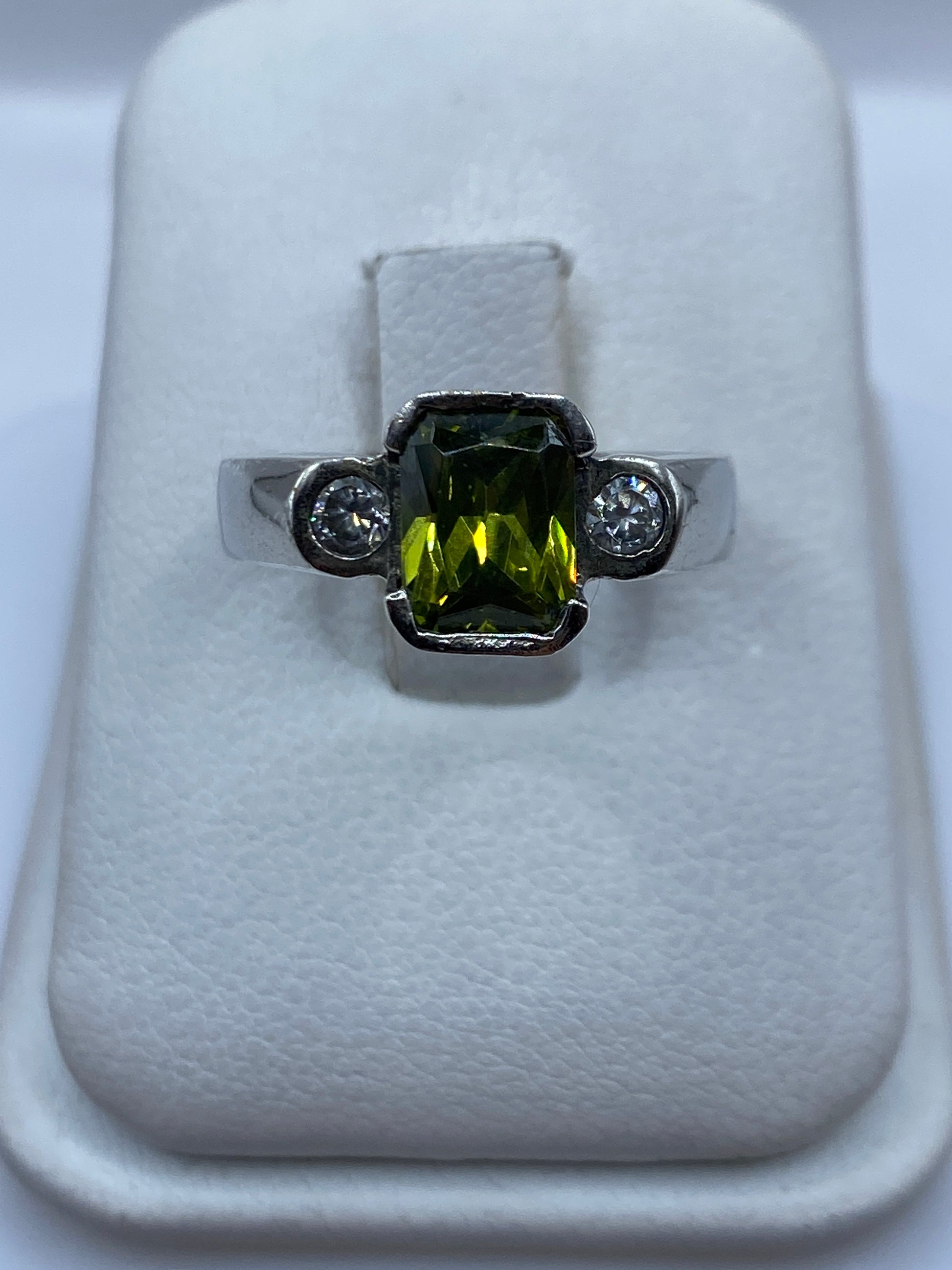 Anillo solitario de plata con circonia verde olivo en estuche de presentación blanco