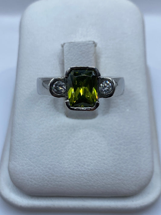 Anillo solitario de plata con circonia verde olivo en estuche de presentación blanco