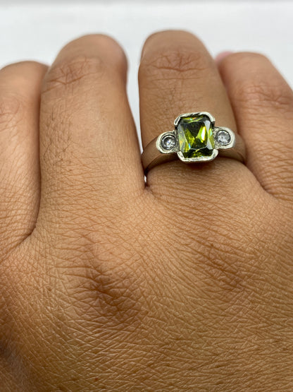 Anillo en dedo mostrando el brillo profundo del verde olivo en piel