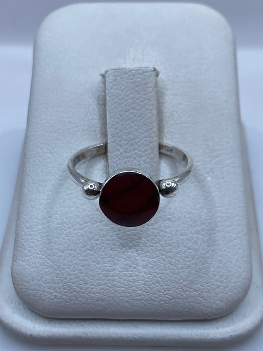 Anillo de plata .950 con coral rojo engastado, vista frontal en estuche blanco