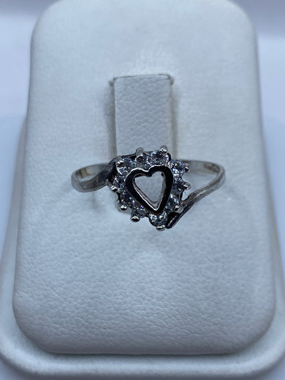 Anillo de plata con circonia blanca solitaria en estuche de joyería blanco