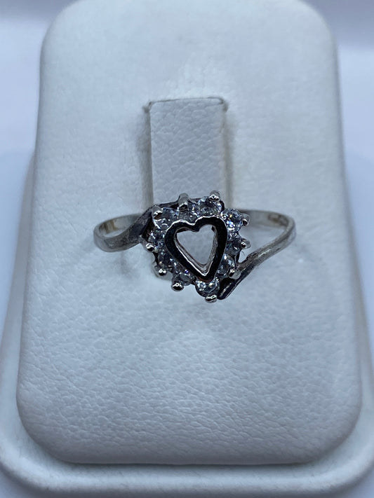 Anillo de plata con circonia blanca solitaria en estuche de joyería blanco