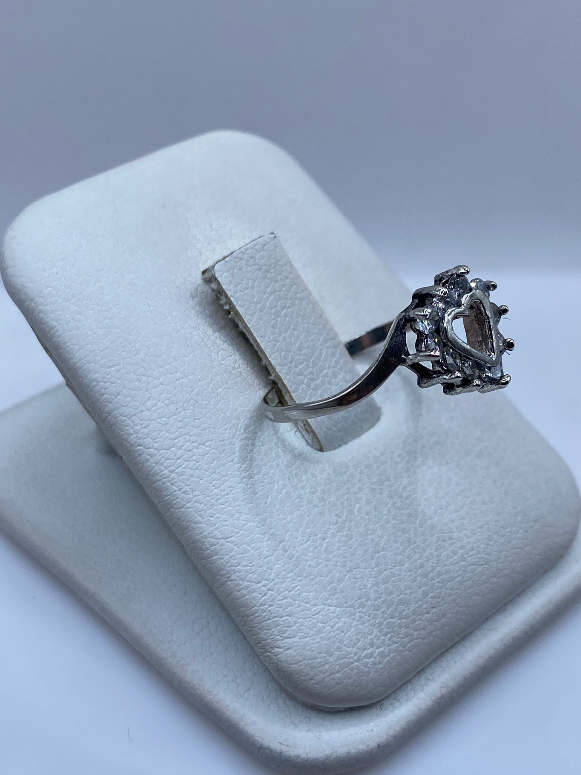 Vista lateral del anillo minimalista solitario en plata .925