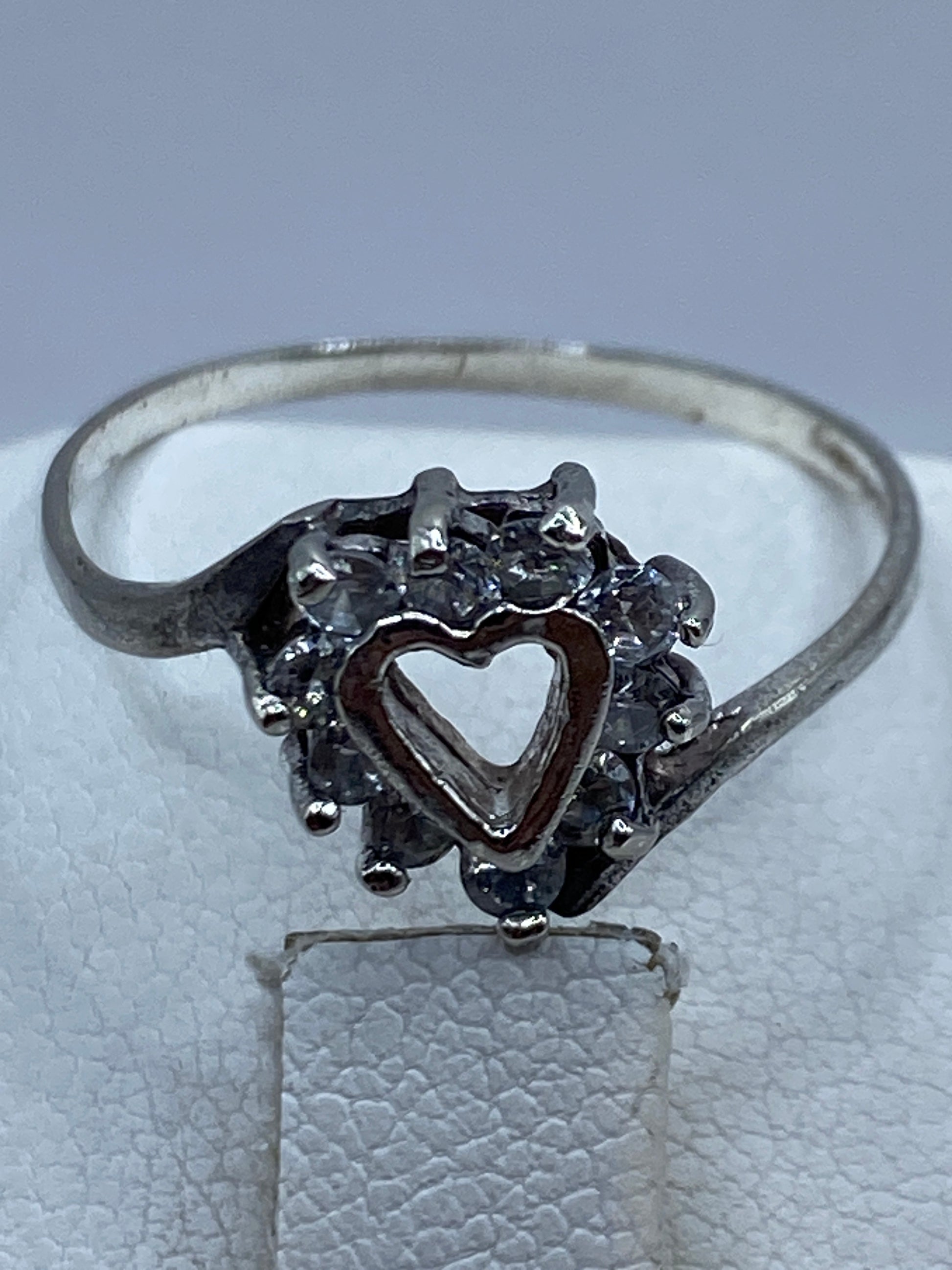 Detalle del engaste de circonia blanca brillante en banda de plata
