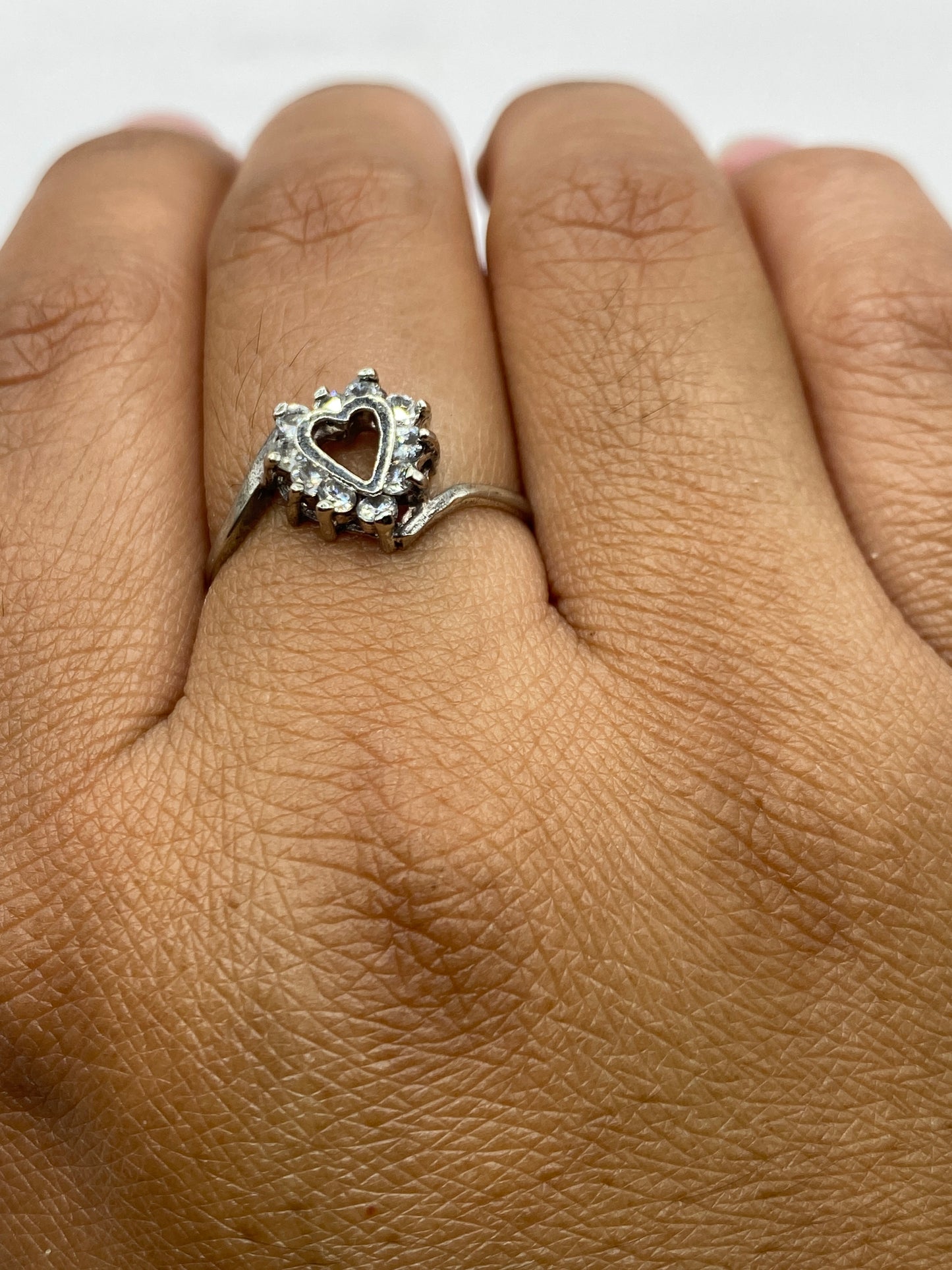 Anillo de plata solitario con sello .925 MEXICO en dedo de mujer