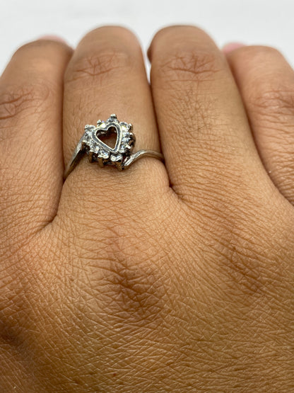 Anillo de plata solitario con sello .925 MEXICO en dedo de mujer