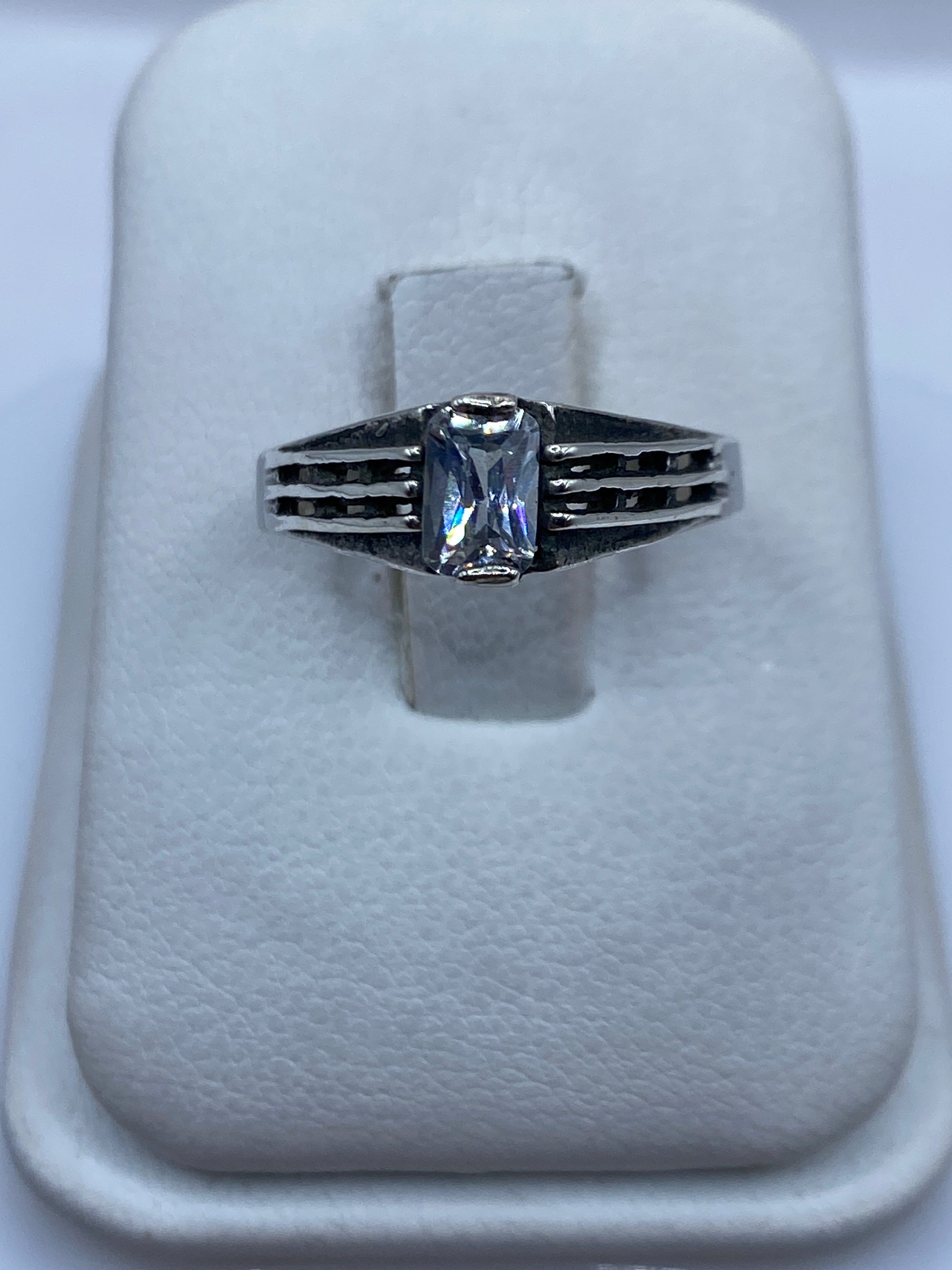 Anillo de plata solitario con circonia blanca brillante en estuche blanco