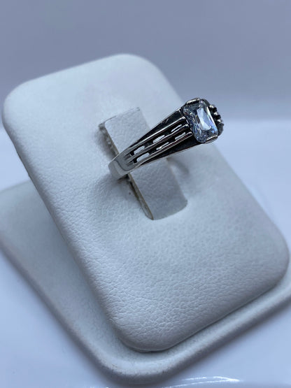 Vista lateral del anillo minimalista de plata .925 con piedra central