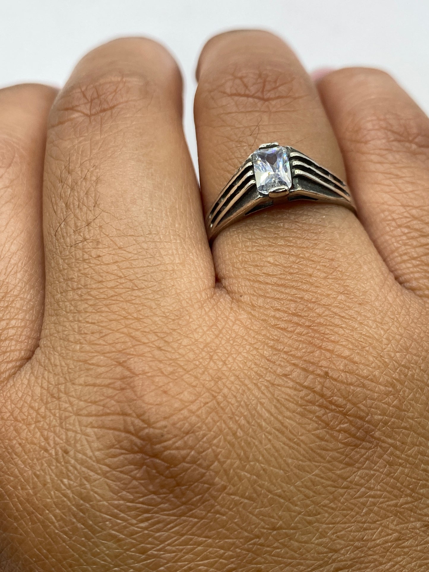 Anillo solitario en dedo mostrando el brillo y la proporción perfecta