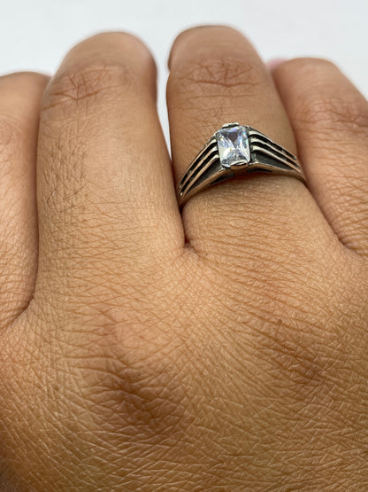 Anillo solitario en dedo mostrando el brillo y la proporción perfecta