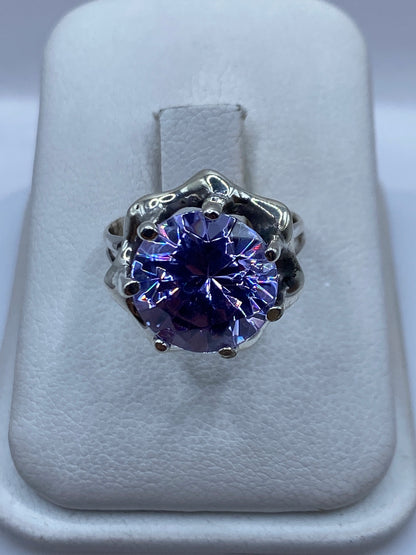 Anillo de plata solitario con circonia morada facetada en estuche blanco